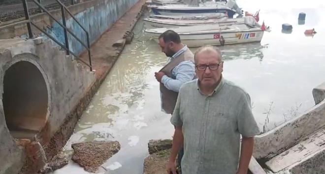 ''BU BR NSANLIK SUU''    Rgarlarn kapatlmas gerektiini syleyen Tavancl Amatr Balklar Dernei Bakan hsan Kse de "Son 2 ayda 4 sefer limanmza kimyasal atk atld. Bu bir insanlk suu.'' diye konutu.