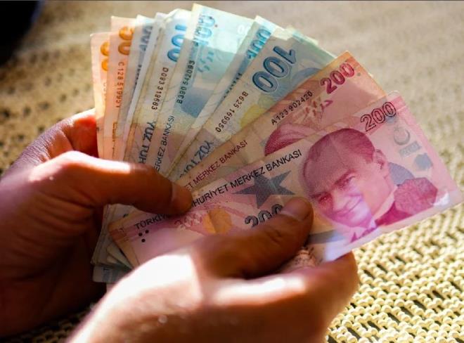 Trkiye statistik Kurumu (TK) Eyll ay enflasyon rakamlarn duyurdu. Buna gre enflasyon aylk bazda 4,75 seviyesinde gerekleti. Yllk bazda ise yzde 61,53 seviyesi grld. Enflasyon rakamlarnn aklanmasyla birlikte emekli ve memur zamm iin 3 aylk rakamlar da kesinleti. Peki Ocak 2024?te toplu szleme ve enflasyon fark alacak olan memur ve memur emeklileri ile SSK ve Ba-Kur emeklileri iin yeni rakamlar nasl ekillendi. te detaylar