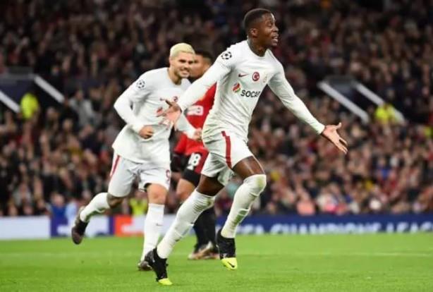 lkemizi Avrupa'da temsil eden Galatasaray, ampiyonlar Ligi'ndeki 2. manda Manchester United' 3-2 malup etti.      Galatasaray bu sonucun ardndan puann 4'e ykseltti ve 6 puanl lider Bayern Mnih'in arkasndan 2. srada konumland.