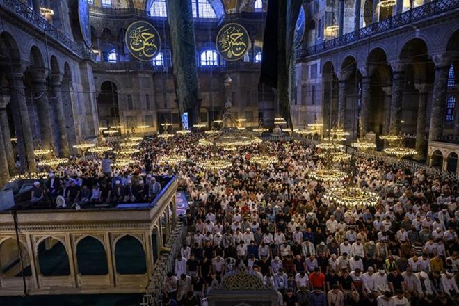 Kur'an- Kerim'de "Bin aydan daha hayrl" olduu bildirilen Kadir Gecesi Ramazan aynda idrak ediliyor. Bu mbarek gnn gelecek yl yani 2024'te ne zaman olaca imdiden merak konusu oldu. te, 2O24 Kadir Gecesi tarihi...