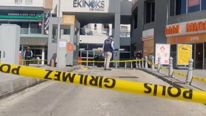 ddiaya gre, otoparkn yanna otomobil ile yanaan bir kiiye bir sre beklemesine ramen otopark kaps almad.  Bunun zerine otomobilden inen kii, belinden kard silahla rastgele 4 el havaya ate at.