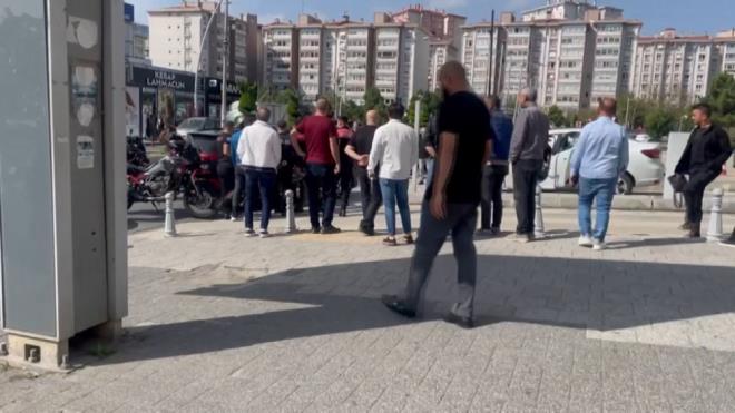 Polis merkezine gtrlen kiinin otomobilinde yaplan aramada bir silah daha kt.