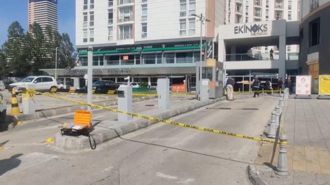 Beylikdz?nde bir kii otopark kapsnn almamasna sinirlenip havaya ate at.  Olay, saat 12.00 sralarnda Bykehir Mahallesi?nde bulunan bir elence merkezinin nnde yaand.