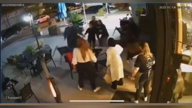 Motosiklet srcs ve kafede yanna geldii kadn, tepki sonras kafe sahibiyle tartmaya balad.