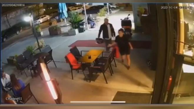 Motosiklet srcs ve yanndaki kadn, tartmaya dahil olan kadn mterilere tekme, tokat ve sandalye ile saldrd. Olay sonras motosiklet srcs ve yanndaki kadn kaarak kayplara kart.