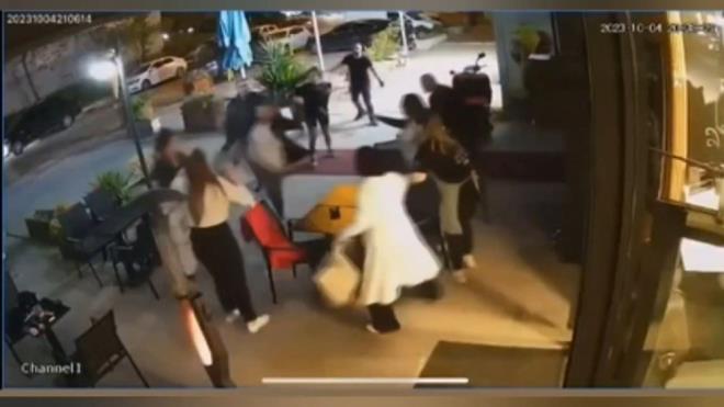 Bar Mahallesi'nde dn akam saatlerinde iddiaya gre, bir kafe sahibi, iyerinin bahesinden geen motosikletliye ''Neden buradan geiyorsun?'' diyerek tepki gsterdi.