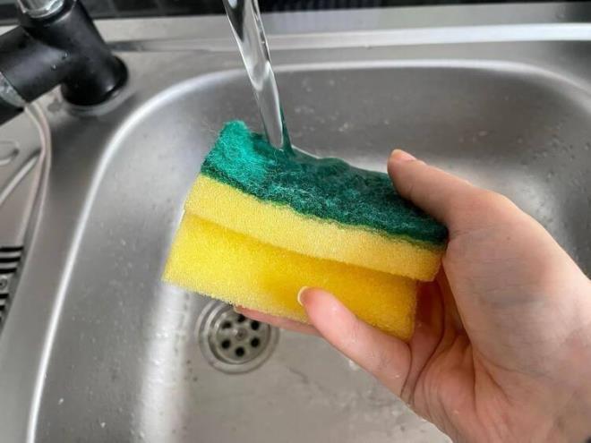 Karatay, deterjanlar konusunda ise hayati aklamalar yapt:    "Biz evde snger kullanmyoruz, bez kullanyoruz, bezi srekli ykyoruz. Bulak sngerlerindeki mikroplar ok scak suda lr. Scak suda ne bakteri kalr ne virs. Deterjan ldrmez, scak su ldrr. Dikkat edilmeli, bulak sngerlerini sk sk deitirmek gerekli. Hanmlar deterjan kullanm konusunda fttrm zaten, kusura bakmasnlar. Deterjanlar mikrop ve bakterilerden ok daha tehlikeli. Snger bir yana evler zaten deterjanla dolu. En byk zehir bunlar! Evlerinize sokmayn."