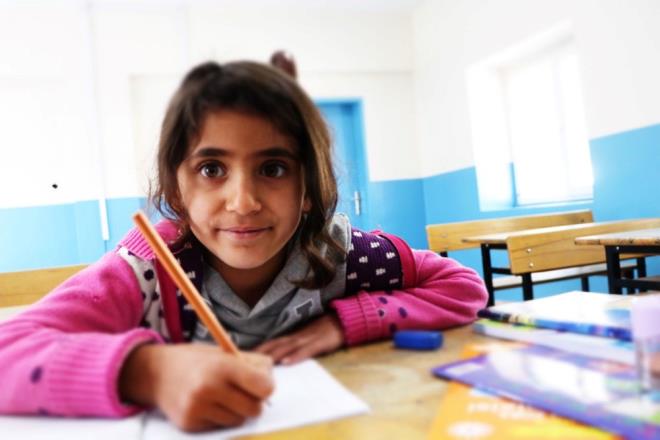 "BU, BYK BR EY"    Atatrk niversitesi lahiyat Fakltesi Din Kltr ve Ahlak Bilgisi Eitimi Blm'nden 4 yl nce mezun olup cretli retmenlik yapmaya balayan ahin Aydn, "Geen yl 3 rencimiz vard. Bu rencilerden 2'si ortaokula gidince renci saymz 1'e dt. le Milli Eitim Mdrlmz tek renci iin bile okulu ak brakt. Bu da eitim-retime ne kadar nem verildiini gsteriyor. nk bir renci iin okulu ak brakmak; byk bir ey. O adan bakanlmz bata olmak zere l ve le Milli Eitim Mdrl ile burada bizlere her trl destei sunan Jandarma Karakol Komutan'mza sonsuz teekkr ediyoruz." dedi.