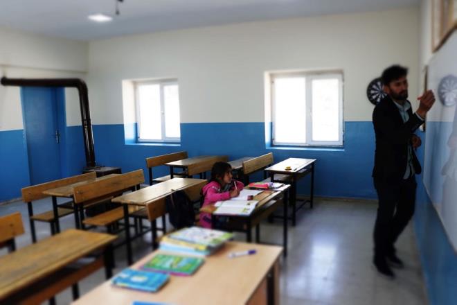 le Milli Eitim Mdrlnce cretli atanan retmen olarak ahin Aydn, 2'nci snf rencisi Hasret Aydn' her gn evinden alp getirdii okulda ders veriyor.