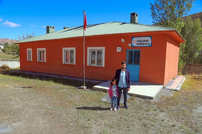 1998'de ina edilen, 22 renci ile eitim retim ylna balayan okulda geen yl renci says 3'e dt. Bu sene de 2 rencinin ortaokula balamas ile okulda sadece 1 renci kald.