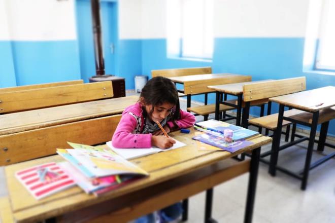 Bir le aras verdiklerini ifade eden Aydn, "Sonrasnda da dersimiz saat 14.30'a kadar devam ediyor. Okulun tek rencisi olduu iin yakndan ilgileniyorum. rencimiz 2'nci snfa gidiyor. O beni, ben de onu ok seviyorum. O ekilde bir gnmz dolu dolu geiyor. rencim ile mutluluk duyuyorum. Eitim olmazsa zaten toplum ada olamaz. Eitimin temeli ilkokuldan balar, Milli Eitim Mdrlmzn zaten buradaki ilgisini gryoruz. Bir renci iin bir okul amak veya bir retmen grevlendirmek nemli bir ey." diye konutu.