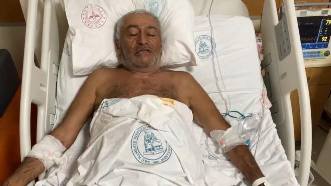 nceki gn akam saatlerinde iki kiinin kendisini fark ettiini ve ?Day burada ne yapyorsun?? dediini anlatan Geyik, 5 gn boyunca hayatta kalmak iin idrarn itiini syledi.    Fark edilmesinin ardndan kurtarldn syleyen talihsiz adam, mahsur kald gnlerde 1-2 saat uyuyabildiini, zaman zaman kurtulmak iin kendisini denize atmay dndn de syledi.