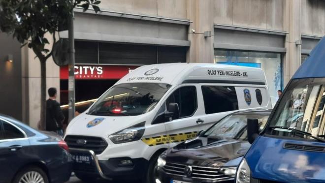 Nianta?ndaki bir AVM?nin balkonundan den stanbul niversitesi Cerrahpaa Tp Fakltesi 4?nc snf rencisi Ege Berke Can Dnmez, yaamn yitirdi.