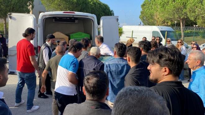 Cenazede gencin doktor babas Hakan Dnmez?in ve ailesinin glkle ayakta durduu grld.