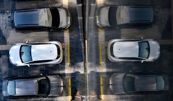 EN AZ TERCH EDLEN RENKLER KAHVERENG, SARI    Austos aynda devri yaplan otomobillerde gri ve siyahn ardndan en fazla tercih edilen renkler srasyla; 76 bin 371 otomobille mavi, 66 bin 598 otomobille siyah, 46 bin 590 otomobille krmz oldu. En az tercih edilen otomobil renkleri arasnda 3 bin 407 kahverengi, 3 bin 817 sar yer ald.