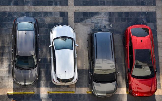 OTOMOBLDE BEYAZ RENK YERN GRYE BIRAKTI    Ocak- austos dneminde trafie kayd yaplan 620 bin 472 otomobilden yzde 34,5'inde gri, yzde 28,4' beyaz, yzde 12,3'nde mavi, yzde 10,7'sinde siyah, yzde 7,5'inde krmz, yzde 2,9'unda yeil, yzde 2,3'nde turuncu, yzde 0,6'snda sar ve yzde 0,5'inde kahverengi renk tercih edildi.    Ayn dnemde gri renkli 214 bin 33, beyaz 175 bin 922, mavi 76 bin 371, siyah 66 bin 598, krmz 46 bin 590, yeil 17 bin 812, turuncu 14 bin 568, sar 3 bin 817, kahverengi 3 bin 407 ve dier renklerde 1354 otomobilin kayd yapld.  Otomobilde tercih beyazdan griye dnd - 6