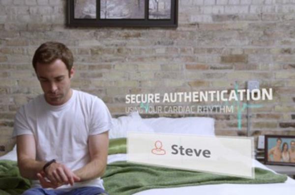 ECG teknolojisi, bu sre boyunca sinyalleri depoluyor. Daha sonra bu sinyaller, imzanz olarak kaydediliyor. Cihaz kullanmak da olduka basit. Kullanclar, bilekliin zerinde yer alan tuu birka saniye basl tutuyor. Bu srede cihaz kalp atlarnz eletiriyor. Daha sonra bileklikle uyumlu olan cihaz ile balant kuruluyor. Eer bileklii karrsanz, eleen cihazlar otomatik olarak kilitleniyor