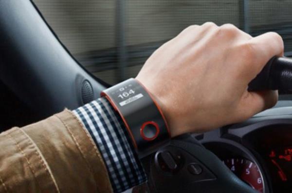 Tketici elektronii irketleri ve teknoloji devlerinden sonra Nissan da giyilebilir teknoloji alanna dahil oldu. Nissan'n rettii akll saatler, aracn ynetilmesinde yardmc olacak.