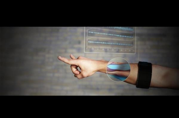 MYO pazuband koluna takan kullanclar, el ve kol hareketleri ile cihazn eletii cihaz istedii gibi kontrol edebiliyor.