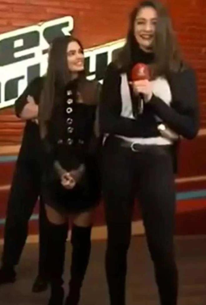 Stdyodaki seyirciler ve jri yeleri, Zehra Gne'in ngen yandaki fiziine ok armt.