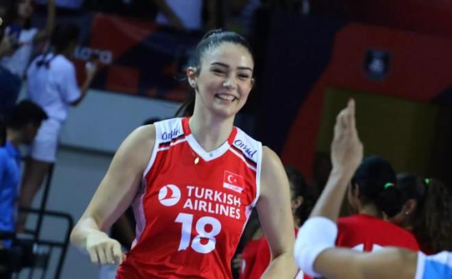 Son gnlerde elde ettii baarlarla gndemden dmeyen milli voleybolcu Zehra Gne'in yllar nce O Ses Trkiye yarmasna katld ortaya kt. nl voleybolcunun yarmadaki hali gndem oldu.