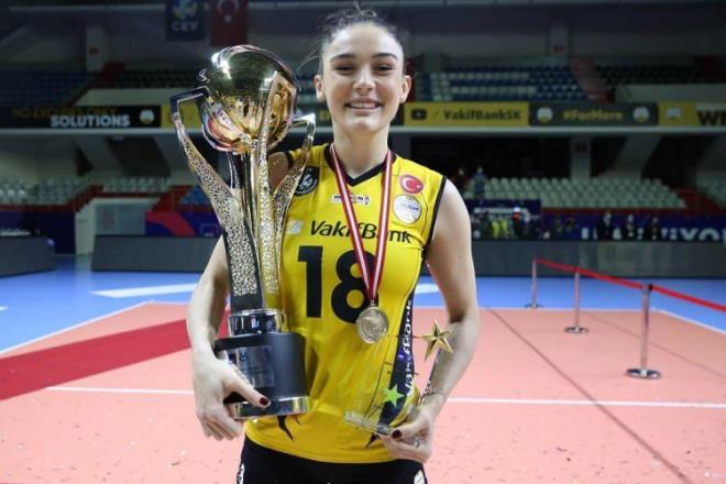 Gzellii ve baars ile ok konuulan milli voleybolcu Zehra Gne'in yllar nce O Ses Trkiye'ye katld ortaya kt.