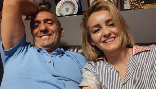 "KISMET OLUR DA EVLENRZ"    Yavuz Bingl, basn mensuplarnn ynelttii 'evlilik' sorusuna, "Tantmzda Nilah 23, ben 43 yandaydm. Uzun yllardr beraberiz, yol yryoruz. Ksmet olur evleniriz de sizlerin de haberi olur" cevabn verdi.