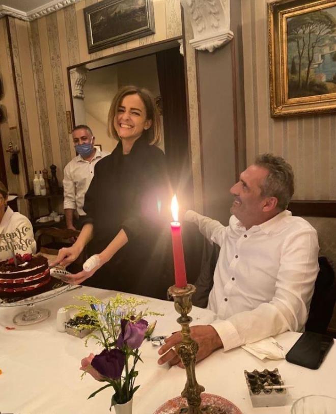 59 yandaki usta sanat, "Kendisi ok detaycdr. ime de ok byk emei ve katks var" diyerek, nianls Nilah Aaolu'na vgler yadrd.