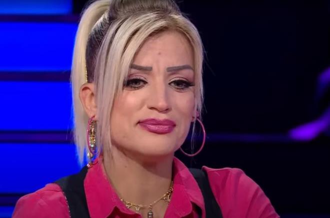 "OCUKLARIMI OK ZLYORUM"    Madde bamllndan dolay ocuklarndan ayr kaldn dile getiren acl anne, "Onlar ok zlyorum. amzn hastal madde kullanm. Bizim ailemize de 'eve den yldrm' gibi dt. Ben de madde bamls oldum. Gtrs ok fazla oldu. Braktm ve Bursa Uyuturucu ile Mcadele Dernei'nde alyorum. 13 kiiyi kurtardm." diye konutu.