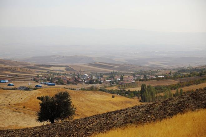 ki yllk almann ardndan ilk toplu mezarn bulunduunu vurgulayan Kele, "Bu tarihimiz asndan nemli bir gn." diye konutu.    Belediye Bakan Demirba ise almalarn Kltr ve Turizm Bakanl, Ankara Yldrm Beyazt niversitesi, ubuk Kaymakaml ve Belediyesinin katklaryla yrtldn belirterek, "Kaz almalarnda insan iskeletleri ve sava aletleri kmaya balad. nallah tm alma bittiinde bir mze almasna balarz. Kltr ve Turizm Bakanlmz tarafndan Ankara Sava?nn getii alann tescili de yaplm olacak." bilgisini paylat.