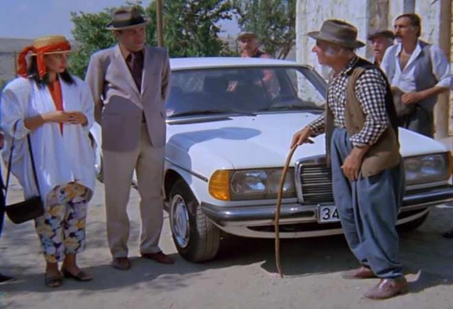 "KEMAL SUNAL'IN MANEVYATINA SAHP IKACAK BRNE SATACAIM"    Arabay yalnzca parasn veren kiiye deil ayn zamanda Sunal'n maneviyatna kymet veren birine satmak istediini dile getiren Ylmaz, yle konutu:    "stanbul'da yaayan bir arkadamn vastasyla 2007 ylnda bu arabay almtm. Alrken arabann Kemal Sunal'n olduunu bilmiyordum. rendiimde ok mutlu oldum ve o gnden sonra arabaya adeta gzm gibi baktm.