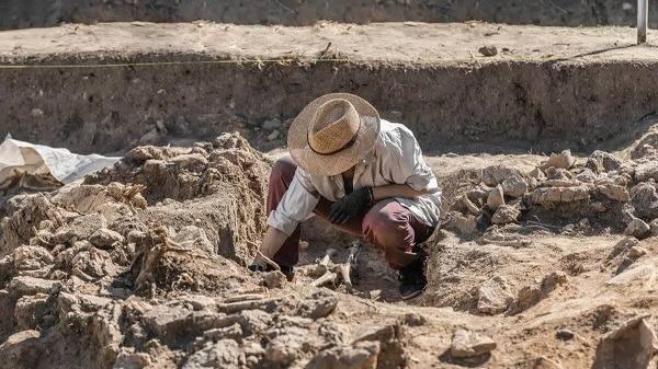 Piramidin altyapsn salamlatrmak ve kmesini nlemek iin harekete geen ekip, 3D lazer taramay kullanarak detayl aratrmalar yapt.