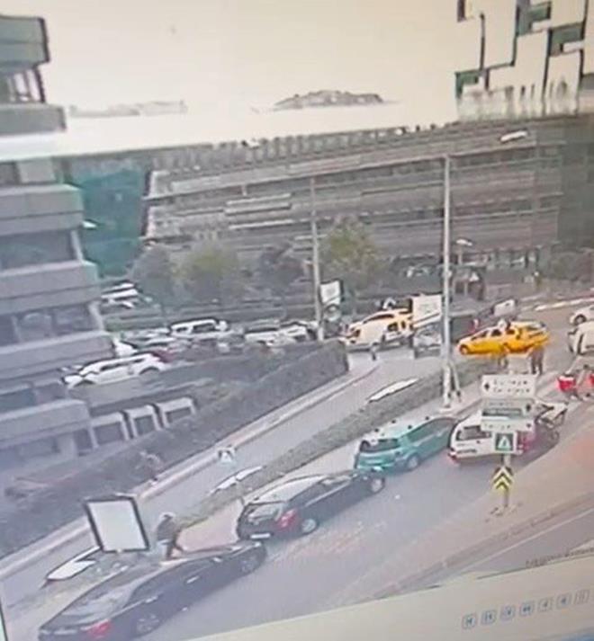 te yandan kadnn ukura dme an evredeki bir i yerinin gvenlik kamerasnca kaydedildi. Grntde, kadnn yrd srada kaldrmda bulunan uyar levhas ile birlikte oluan ukura dmesi yer ald.