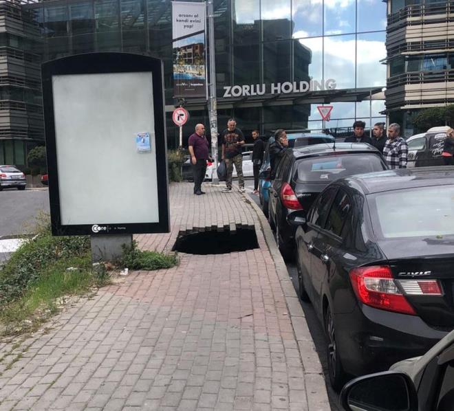 ''BR ANDA AAI DT''    ukura den kadnn arkada Mehmet Emin Tepe, gazetecilere, arkadalaryla birlikte yemee karken olayn yaandn anlatt. Tepe, drt arkadayla birlikte yemee gittiklerini kaydederek yle konutu:    "Kaldrmda ilerliyorduk, arkadamz biraz nmzdeydi. Bir anda aa dt. Arkada yok oldu. Biraz ilerledim. Baktm bir eyi yok. Kablolar zerine dmt. Onu teskin etmeye altm. ukur iki buuk,  metre civarndayd. Baya bir boluk vard. Ben geri ekildim.