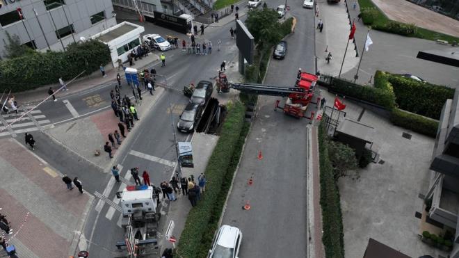 kme yaanan kaldrmn kenarnda park halinde duran 2 otomobil, ukura dme tehlikesi bulunduu gerekesiyle itfaiye ekiplerinin almalaryla bulunduklar yerden ekildi.