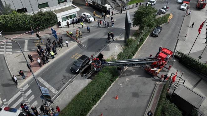 Ama arkadala konumaya alyorum oka girmesin diye. Ambulans ve itfaiyeyi aradk. Onlar da geldi kurtard. Byle bir eyi ilk kez gryorum. Arkadamzn durumu iyi."