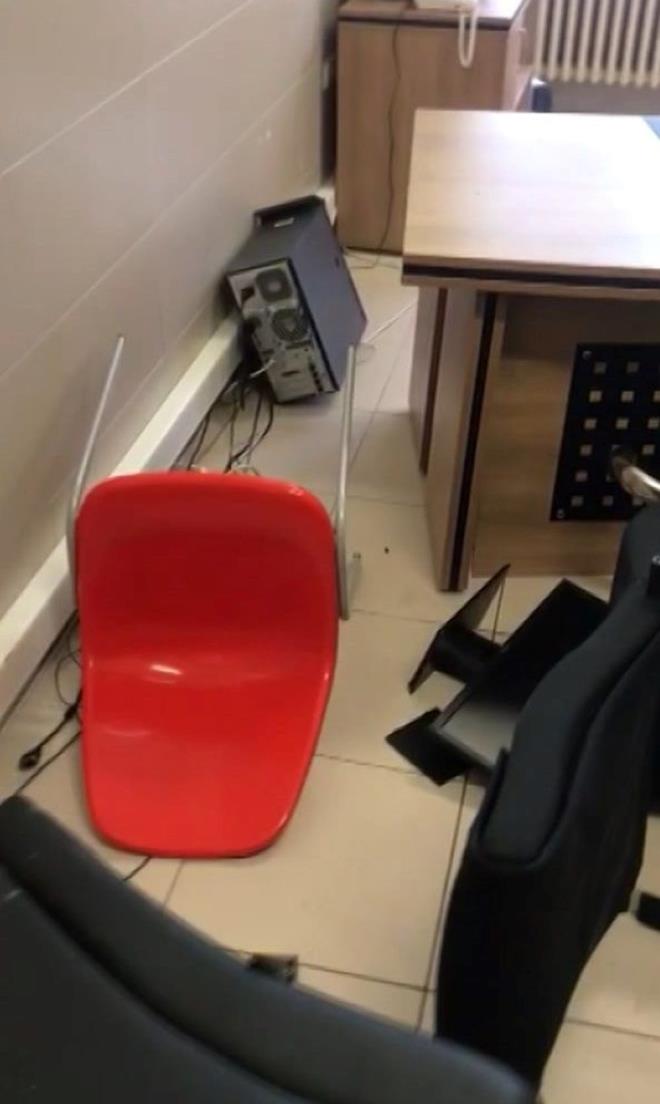 Beylikdz Adnan Kahveci Mahallesi?nde bulunan TOK Mehmet Akif Ersoy Ortaokulu?nda iddiaya gre, birka rencinin disiplinsiz davran nedeniyle 5 Ekim Perembe gn ?Davranlar Deerlendirme Kurulu? topland.    rencilere yaptrm uygulama karar verilen kurul toplantsnn ardndan okula gelen bir rencinin velisi ve yaknlar retmenlere saldrd.    Saldr annda retmenler odasndaki eyalar da zarar grd.