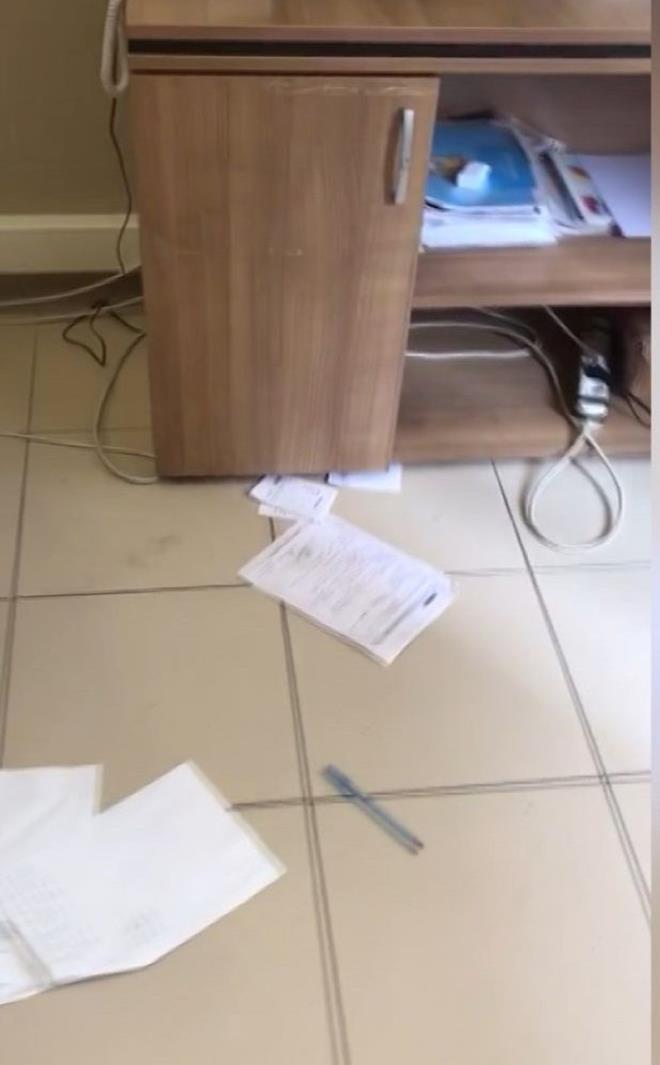 Okuldakilerin ihbar zerine olay yerine polis ekibi sevk edildi. Ekipler retmenler S.Y. ile R..?ye saldran renci velisi E.Y. ile arkada T.M.?yi gzaltna ald.  2 pheli emniyetteki ilemlerinin ardndan adliyeye sevk edildi. pheliler karldklar mahkemece serbest brakld.