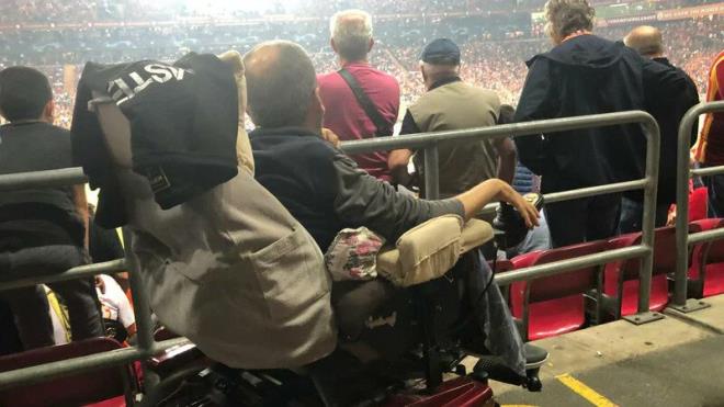 Rams Park'ta iyi bir konumda engelli trib�n� olmas�na ra�men, taraftar�n ma�� ayakta izlemesi nedeniyle kendi g�r�� a��lar�n�n kapand���n� s�yleyen Fatih Hakan, ba�ka statlarda �rnekleri oldu�u gibi engelli trib�n�ne rampa yap�lmas�n� istiyor.