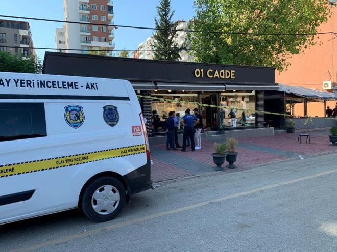 Esnaf, kyafetlerini karp, yarallara tampon yapt. Ula yakndaki zel bir hastaneye, Tarm ise Seyhan Devlet Hastanesi?ne kaldrld.