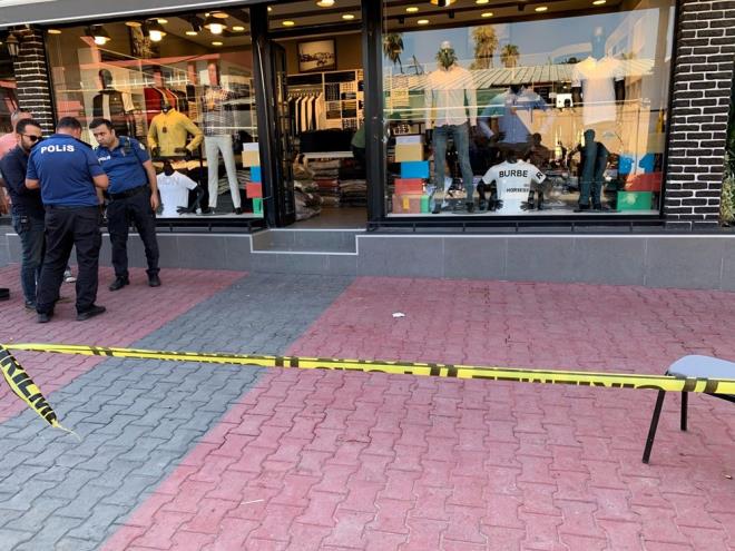 Adana?da motosikletli iki saldrgan, bir i yerine silahl saldr dzenledi. Saldrda 1 kii ld, 1 kii de yaraland.