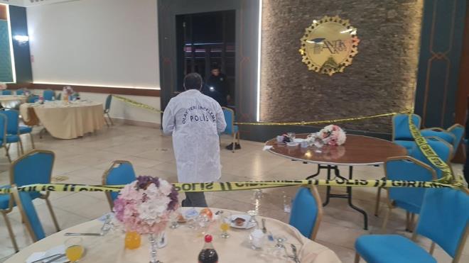 ?TEHDTLER SEBEBYLE SLAHI ZERME ALDIM?    Tehditler sebebiyle silah tamaya baladn belirten iek, olay ann da anlatarak unlar syledi:  ?Dne gittim, takm taktm. Ayrlacam srada maktul gelip beni darbetti. Anneme kfredince uurumu kaybettim. Yatp kalkp dua ediyorum. Yeenim iin cezaevinde Kur?an- Kerim okutturdum. Olaydan 2 gn nce savcya giderek maktuln ?zmit?e gelme? diye tehdit ettiini syledim. Tehditler sebebiyle de dn gn arabamda olan silah zerime aldm. ok pimanm. Byle bir ey olmasn istemezdim.?