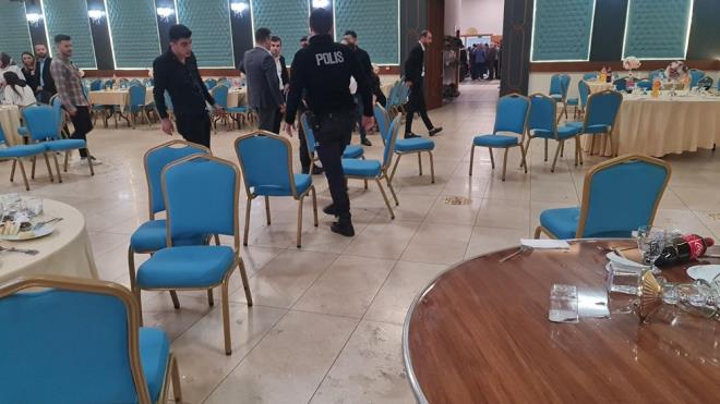 Olay, geen yl 30 Ekim?de zmit ilesindeki bir dn salonunda meydana geldi. Akrabalarnn dnne katlan Muharrem iek, annesine kfr etmekle sulad yeeni Hakan Aydn ile tartt.    iek, tartmann bymesi zerine yeeni Aydn? tabancasyla vurdu. Boynu, gs ve bacandan yaralanan Aydn kaldrld hastanede yaamn yitirdi.    Olayn ardndan tutuklanan Muharrem iek, ?kasten ldrme? suundan mebbet hapis istemiyle yarglanmaya baland.  Olayla ilgili yarglamann yapld 2'nci duruma, bugn Kocaeli 1?inci Ar Ceza Mahkemesi?nde grld.