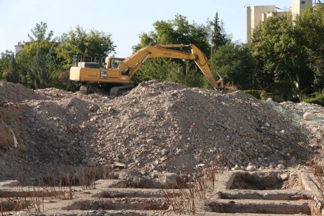 11 ili dorudan etkileyen iki ykc depremde Diyarbakr?n merkez Yeniehir ilesindeki Galeria Sitesi?nin 4 bloundan biri de ykld.