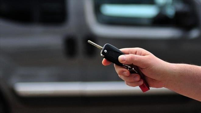 Vatandalar otomobillerdeki fiyat artlar nedeniyle icra mdrlkleri tarafndan piyasaya gre daha ucuza sata sunulan ikinci el otomobillere yneldi.    Piyasa gre olduka uyguna satlan otomobiller ak artrma sistemi ile ihaleye sunuluyor. Bazlarnn az hasarl bazlarnn ise hasarsz olduu aralara adeta teklif yayor.    alamayacak durumdaki baz aralar ise yedek para iin alnabiliyor.