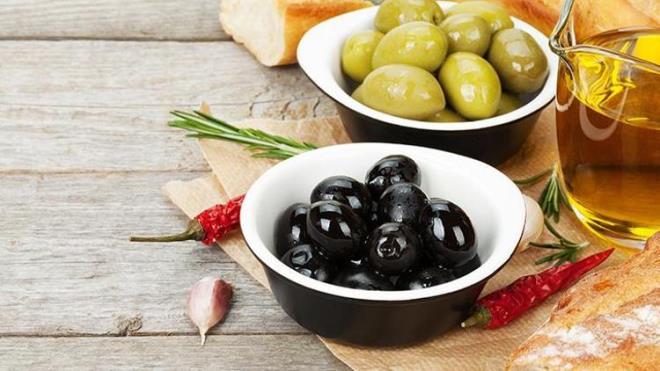 4-HEM KENDS HEM YAI FAYDALI  <p>  Zeytin ve zeytinya sa trnak ve cilt bakmnda da olduka etkili, nemlendirici etkisiyle cildinizi parlatp yumuatr. Ek olarak trnak bakm iin de ska tercih ediliyor. Zeytinyayla yaplan sa bakmlarnda ise salarn hzl uzad ve parlayarak glendii grlyor.