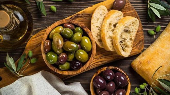 1-UZUN SRE TOK TUTUYOR  <p>  Kahvalt sofralarnn vazgeilmezi zeytinler sabah tketildiinde hem gn boyu gereken enerjiyi salayacak hem de uzun sre tok tutacandan kolay kolay ackmayacaksnz. Gnde ortalama 5 zeytin bu konuda size yardmc olmaya yetecektir.