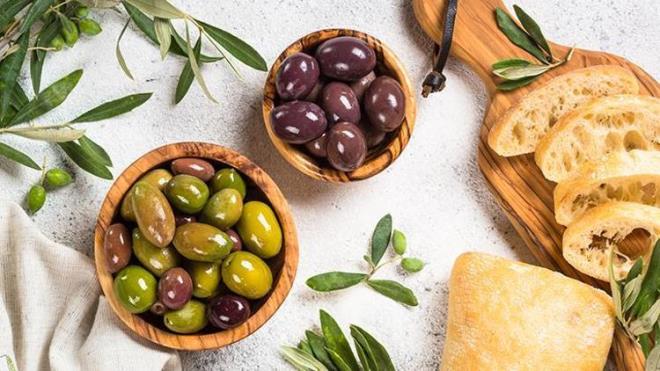 YEL ZEYTN M SYAH ZEYTN M?  <p>  Zannedilenin aksine iki zeytin arasnda bir besin deeri fark yoktur. siyah zeytin ile yeil zeytin arasndaki temel fark hasat edildii dneme baldr. Yeil zeytinler tamamen olgunlamadan hasat edilir, bu da daha sk etli ve daha gl bir lezzete sahip olmalarn salar. Siyah zeytinler ise tamamen olgunlatnda hasat edilir, bu nedenle rengi koyudur.