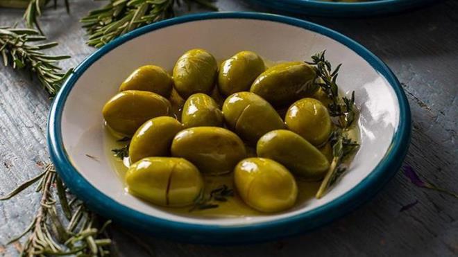 5-KOLON KANSER RSK AZALIYOR  <p>  Zeytindeki E vitamini ve tekli doymam ya asitlerinin sk tketimi, serbest radikallerin ntralize edilmesini salayarak kolon kanseri riskini azaltmada nemli bir rol oynuyor. Zeytinya, mide asidini azaltarak lser ve gastrit gibi sindirim sistemi hastalklarnn gelimesini nlemede de yardmc olabilmektedir.