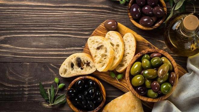 3-OMEGA-3 VE 6 DEPOSU  <p>  Omega-3 ya asitlerinin faydalar arasnda kalp ve damar saln kormas, trigliserit dzeylerinin azalmas, iyi kolesterol olarak bilinen HDL'yi artrmas, kalp krizi ve fel gibi riskini azalmasna yardmc olmas, yksek tansiyonu nlemesi yer alyor. Zeytin de ierdii omega 3 ve omega 6 ya asitleriyle, tam bir 'salk deposu' olarak nitelendirilebilir.